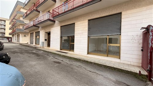Locale Commerciale con Posto Auto Privato. Locato!